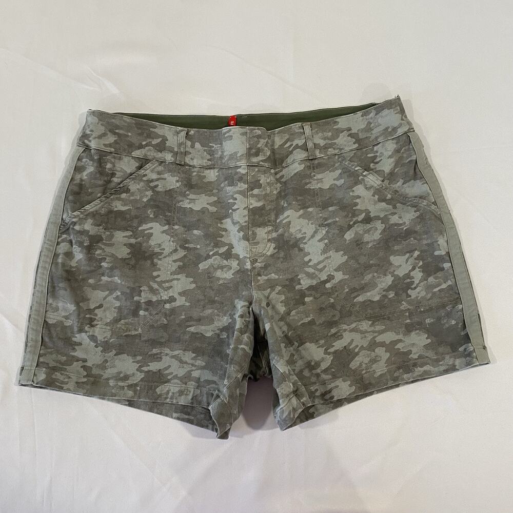 SPANX Women's Camo Stretch Shorts - Olive Gray